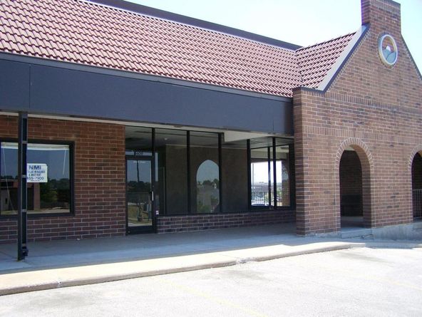 Picture Hills Shopping Center: Northwest 64th Street, Kansas City, MO 64151
